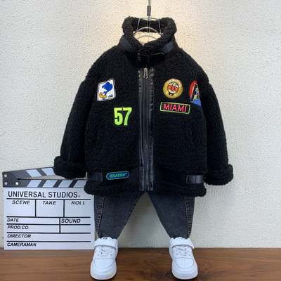 Modern gyerek kabát emblémákkal és magas gallérral