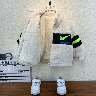 Modern gyerek kabát emblémákkal és magas gallérral