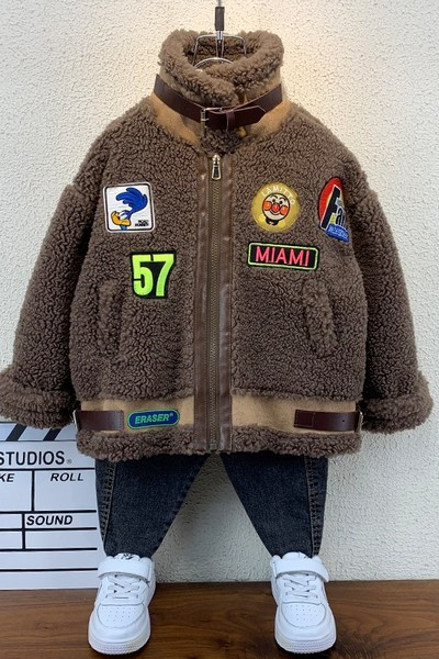 Modern gyerek kabát emblémákkal és magas gallérral