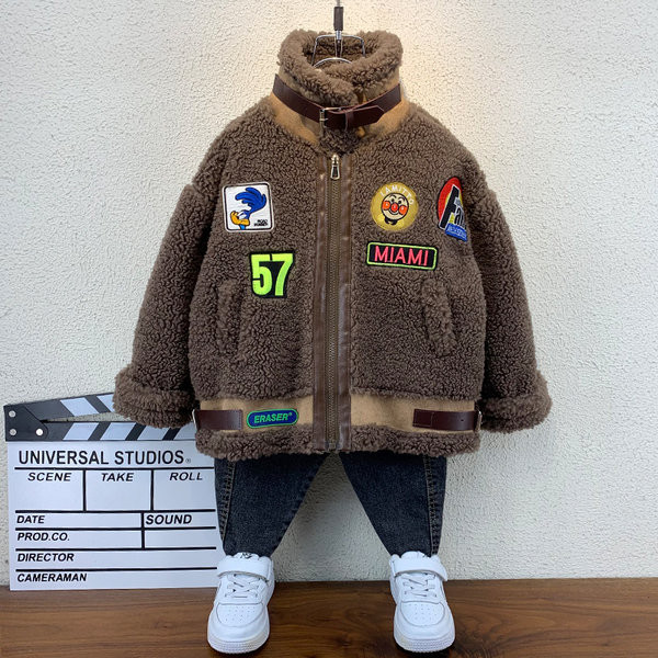 Modern gyerek kabát emblémákkal és magas gallérral