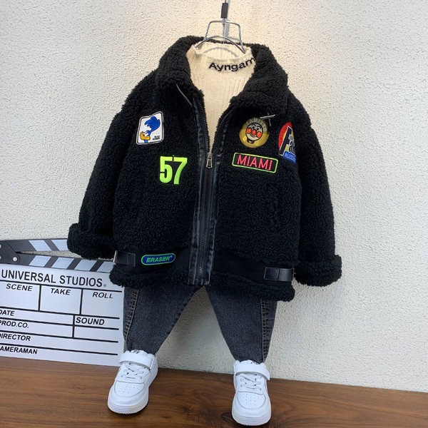 Modern gyerek kabát emblémákkal és magas gallérral