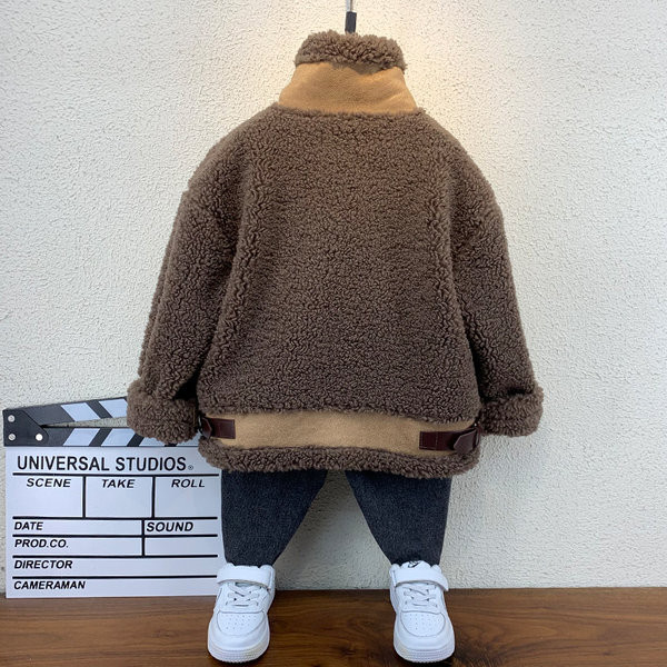 Modern gyerek kabát emblémákkal és magas gallérral