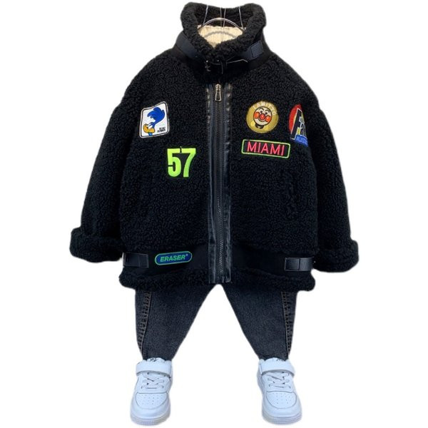 Modern gyerek kabát emblémákkal és magas gallérral