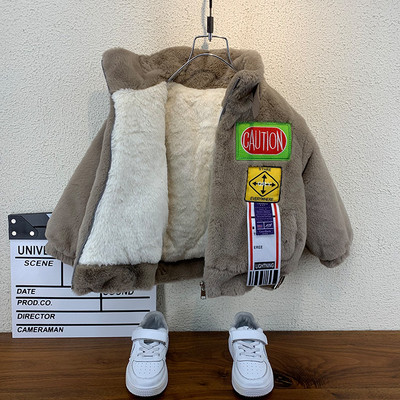 Téli fiú kabát meleg béléssel és emblémával