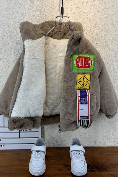 Téli fiú kabát meleg béléssel és emblémával