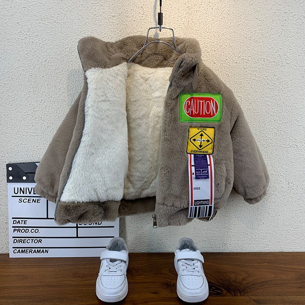 Téli fiú kabát meleg béléssel és emblémával