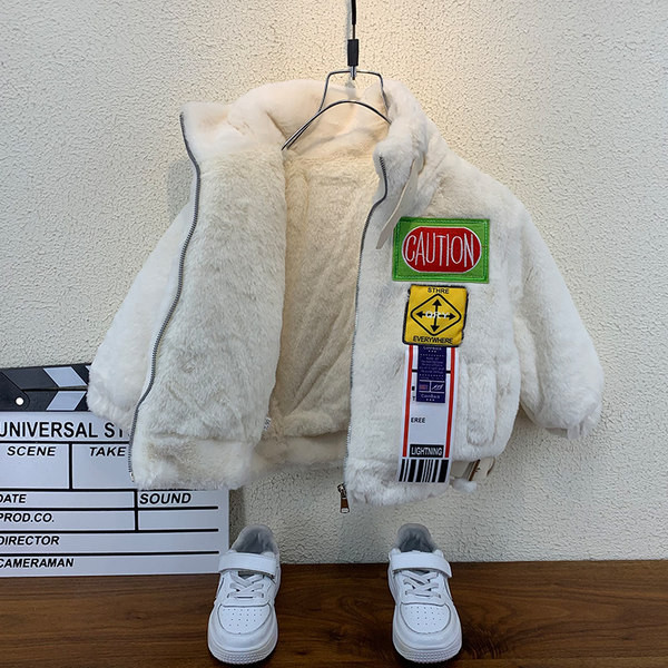 Téli fiú kabát meleg béléssel és emblémával