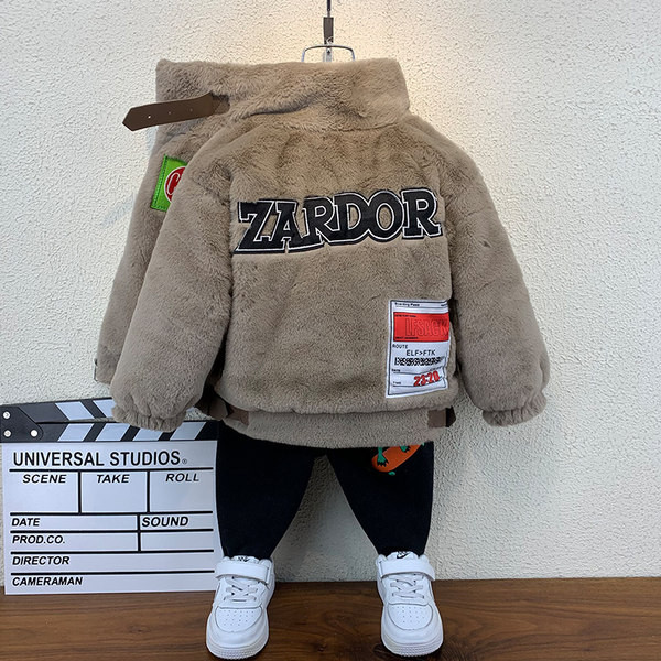 Téli fiú kabát meleg béléssel és emblémával