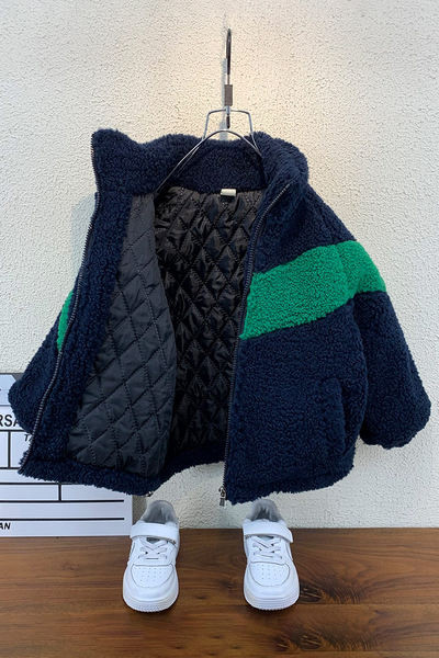 Gyermek tollkabát új modell zsebekkel fiúknak