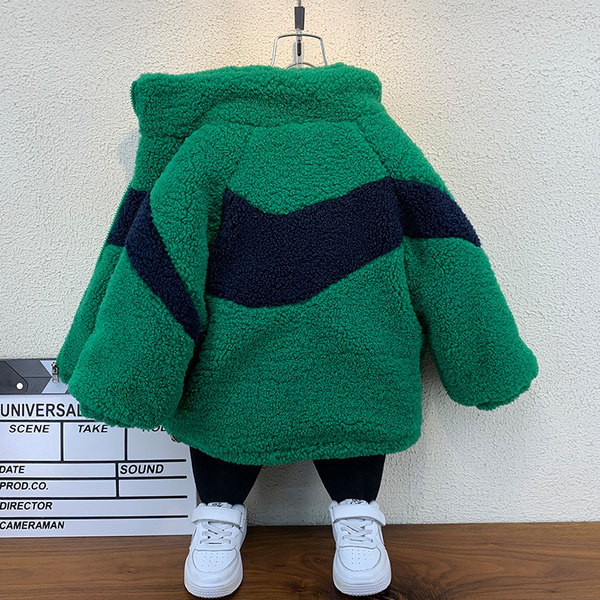 Gyermek tollkabát új modell zsebekkel fiúknak