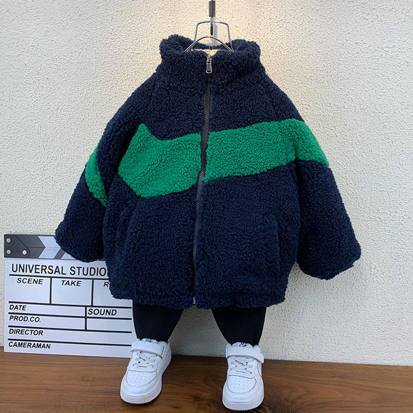 Gyermek tollkabát új modell zsebekkel fiúknak