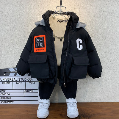 Új modell téli kabát kapucnival és mintával fiúknak
