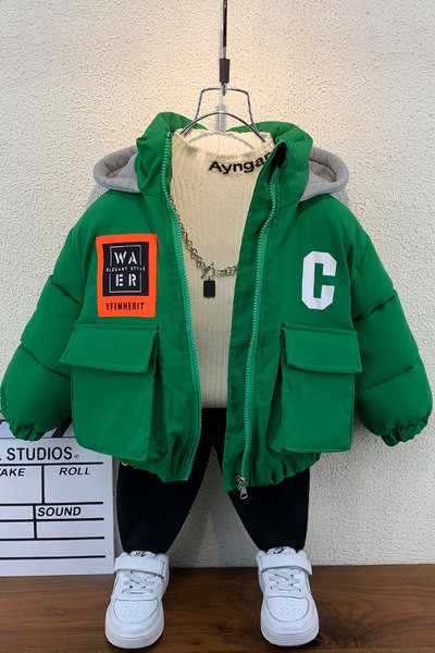 Új modell téli kabát kapucnival és mintával fiúknak