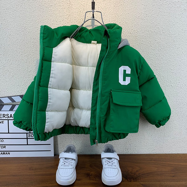 Új modell téli kabát kapucnival és mintával fiúknak