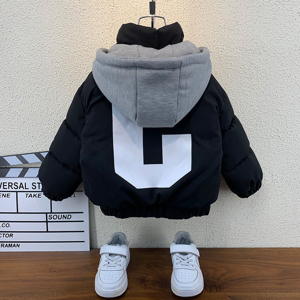 Új modell téli kabát kapucnival és mintával fiúknak