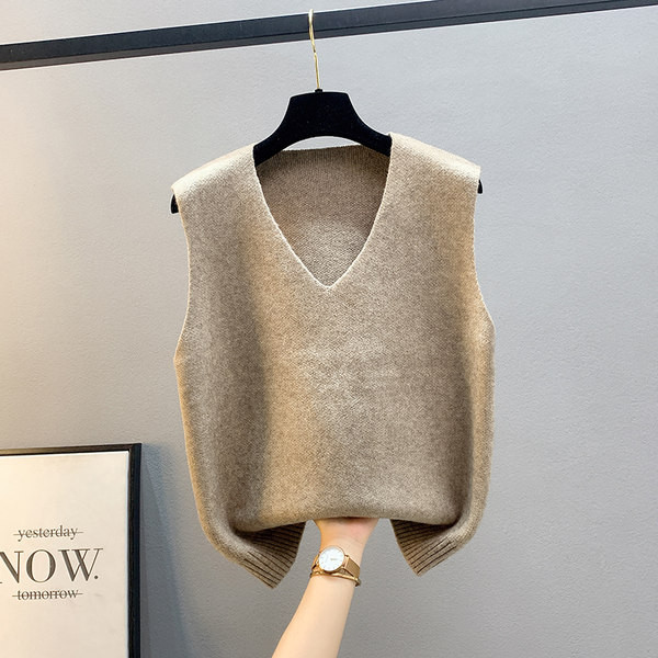 Kötött női mellény vékony kötésből, spitz nyakkivágással