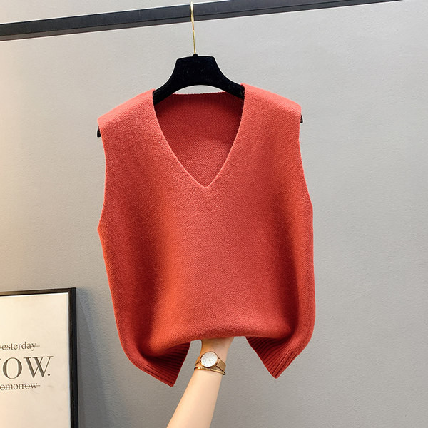 Kötött női mellény vékony kötésből, spitz nyakkivágással