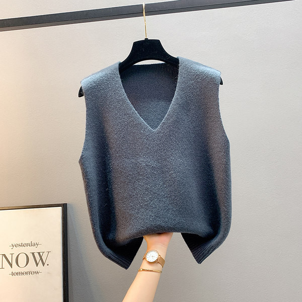 Kötött női mellény vékony kötésből, spitz nyakkivágással