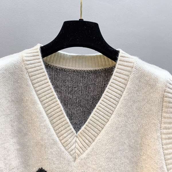 Vabaaja vest trükise ja spitsikaelusega