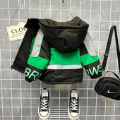 Rohelise ja sinise kapuutsiga talvine laste jope