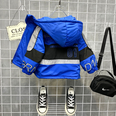 Rohelise ja sinise kapuutsiga talvine laste jope