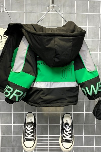 Rohelise ja sinise kapuutsiga talvine laste jope