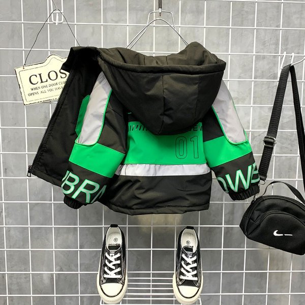 Rohelise ja sinise kapuutsiga talvine laste jope