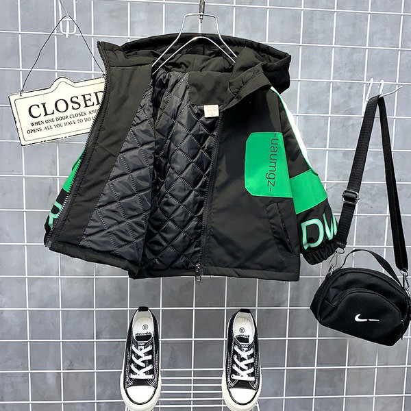 Rohelise ja sinise kapuutsiga talvine laste jope