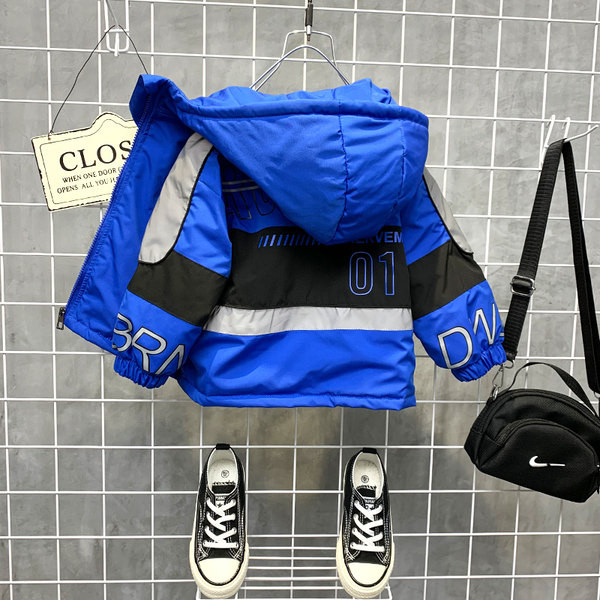 Rohelise ja sinise kapuutsiga talvine laste jope