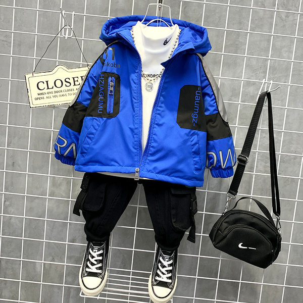 Rohelise ja sinise kapuutsiga talvine laste jope