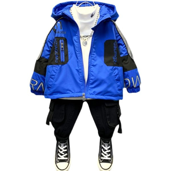 Rohelise ja sinise kapuutsiga talvine laste jope