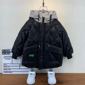 Meleg téli kabát steppelt hatással és kapucnival