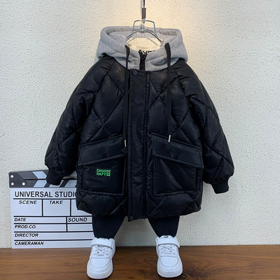 Meleg téli kabát steppelt hatással és kapucnival