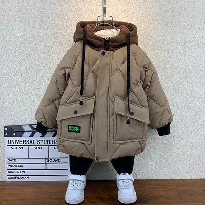 Meleg téli kabát steppelt hatással és kapucnival