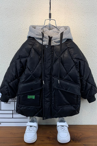 Meleg téli kabát steppelt hatással és kapucnival