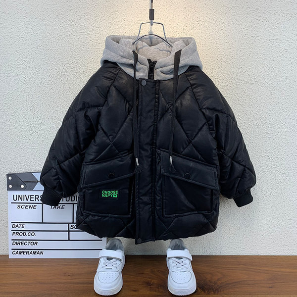 Meleg téli kabát steppelt hatással és kapucnival