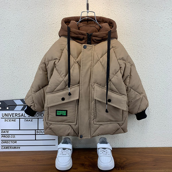 Meleg téli kabát steppelt hatással és kapucnival