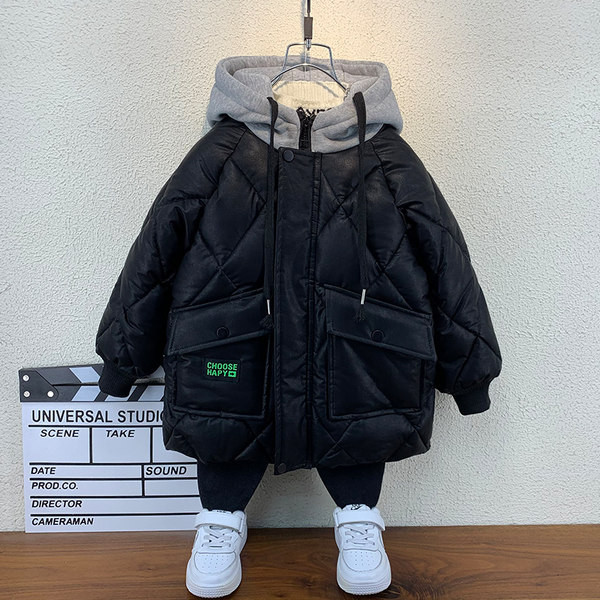 Meleg téli kabát steppelt hatással és kapucnival