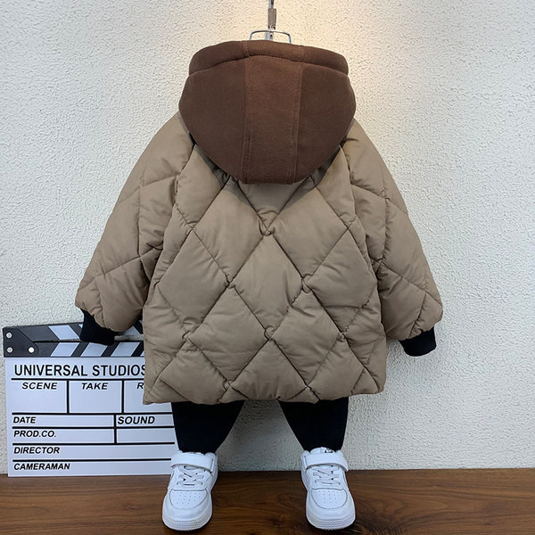 Meleg téli kabát steppelt hatással és kapucnival