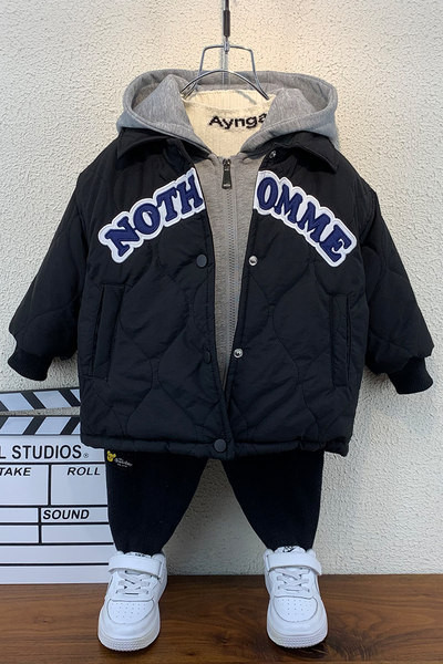 Új modell gyerekkabát felirattal és kapucnival