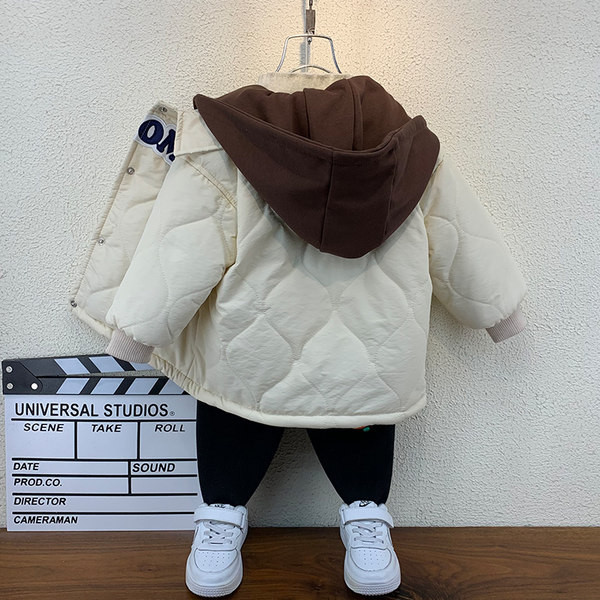 Új modell gyerekkabát felirattal és kapucnival