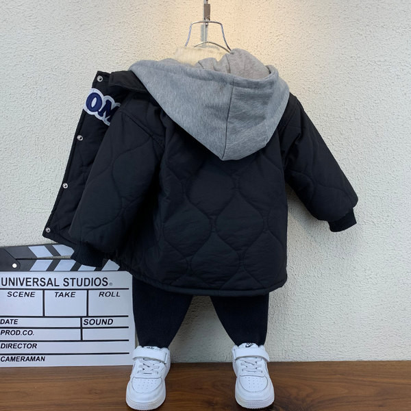 Új modell gyerekkabát felirattal és kapucnival