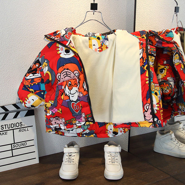 Színes gyerekkabát magas gallérral