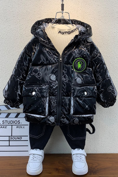 Gyermek téli kabát színes rátéttel a hátán és a kapucniján