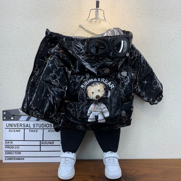 Gyermek téli kabát színes rátéttel a hátán és a kapucniján