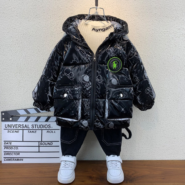 Gyermek téli kabát színes rátéttel a hátán és a kapucniján