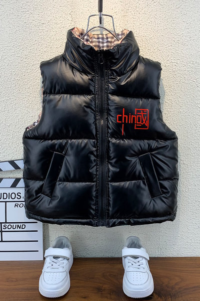 Laste vabaajavest kõrge krae ja lukuga musta värvi