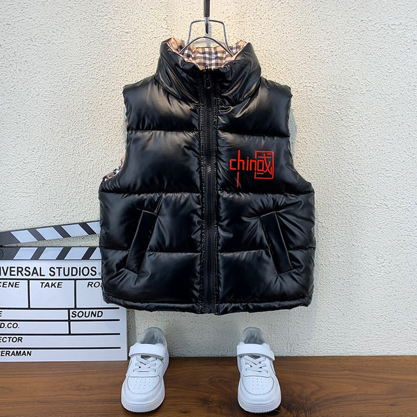 Laste vabaajavest kõrge krae ja lukuga musta värvi