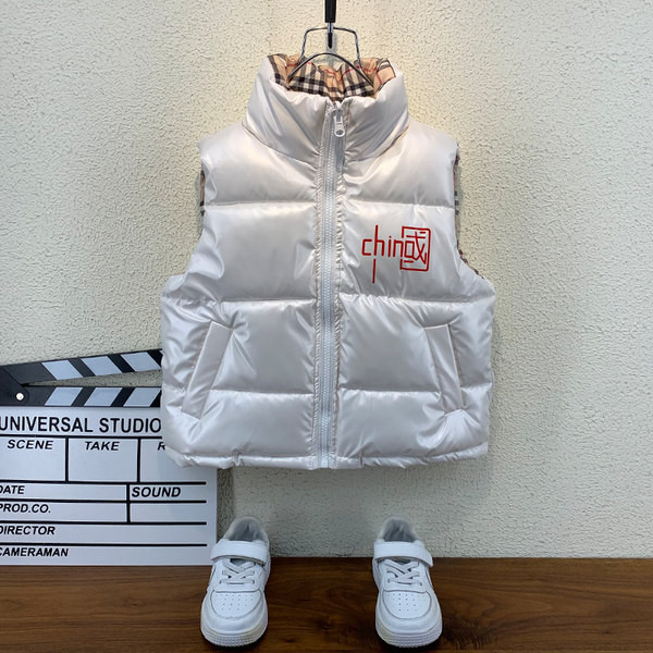 Laste vabaajavest kõrge krae ja lukuga musta värvi