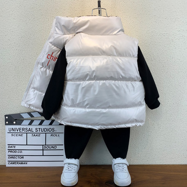 Laste vabaajavest kõrge krae ja lukuga musta värvi